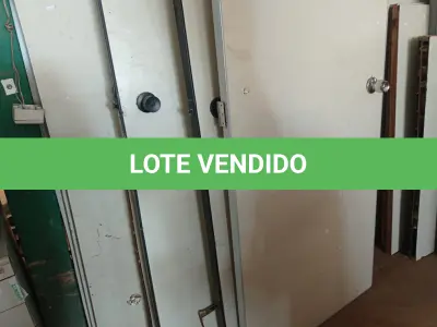 LOTE 252 - 01 LOTE COM VÁRIAS PORTAS E RECORTES DE DIVISÓRIA. (NO ESTADO) ATENÇÃO! FAZER A VISITAÇÃO ANTES DE ARREMATAR, NÃO SABEMOS SE FUNCIONA. LEILÃO NÃO TEM GARANTIA E NEM DEVOLUÇÃO, SUJEITO A POSSÍVEIS AVARIAS VISÍVEIS/OCULTAS E/OU AUSÊNCIA DE COMPONENTES.