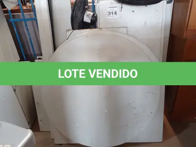 LOTE 314 - 01 LOTE COM VÁRIOS TAMPOS DE MESA, 02 VENTILADORES E 01 TELA DE PROJEÇÃO MARCAS E MODELOS DIVERSOS. (NO ESTADO) ATENÇÃO! FAZER A VISITAÇÃO ANTES DE ARREMATAR, NÃO SABEMOS SE FUNCIONA. LEILÃO NÃO TEM GARANTIA E NEM DEVOLUÇÃO, SUJEITO A POSSÍVEIS AVARIAS VISÍVEIS/OCULTAS E/OU AUSÊNCIA DE COMPONENTES.