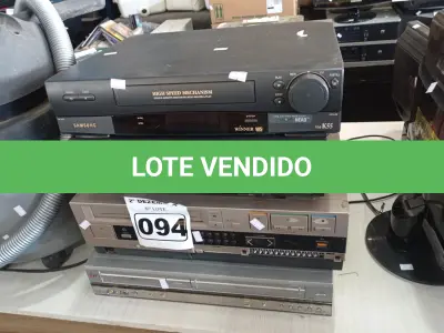 LOTE 094 - 03 VIDEOCASSETES E 01 APARELHO DE DVD MARCAS E MODELOS DIVERSOS. (NO ESTADO) ATENÇÃO! FAZER A VISITAÇÃO ANTES DE ARREMATAR, NÃO SABEMOS SE FUNCIONA. LEILÃO NÃO TEM GARANTIA E NEM DEVOLUÇÃO, SUJEITO A POSSÍVEIS AVARIAS VISÍVEIS/OCULTAS E/OU AUSÊNCIA DE COMPONENTES.