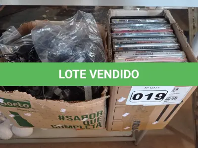 LOTE 019 - 01 LOTE COM VÁRIOS FONES HEADSET E DVD’S DE TÍTULOS DIVERSOS. (NO ESTADO) ATENÇÃO! FAZER A VISITAÇÃO ANTES DE ARREMATAR, NÃO SABEMOS SE FUNCIONA. LEILÃO NÃO TEM GARANTIA E NEM DEVOLUÇÃO, SUJEITO A POSSÍVEIS AVARIAS VISÍVEIS/OCULTAS E/OU AUSÊNCIA DE COMPONENTES.