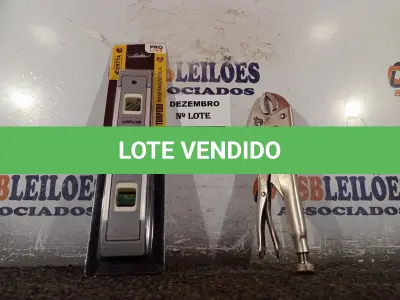 LOTE 100 - 01 NÍVEL DE MÃO E 01 ALICATE DE PRESSÃO. (NO ESTADO) ATENÇÃO! FAZER A VISITAÇÃO ANTES DE ARREMATAR, NÃO SABEMOS SE FUNCIONA. LEILÃO NÃO TEM GARANTIA E NEM DEVOLUÇÃO, SUJEITO A POSSÍVEIS AVARIAS VISÍVEIS/OCULTAS E/OU AUSÊNCIA DE COMPONENTES.