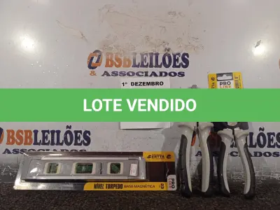 LOTE 145 - 01 NÍVEL DE MÃO, 01 ALICATE UNIVERSAL E 01 ALICATE DE CORTE 6”. (NO ESTADO) ATENÇÃO! FAZER A VISITAÇÃO ANTES DE ARREMATAR, NÃO SABEMOS SE FUNCIONA. LEILÃO NÃO TEM GARANTIA E NEM DEVOLUÇÃO, SUJEITO A POSSÍVEIS AVARIAS VISÍVEIS/OCULTAS E/OU AUSÊNCIA DE COMPONENTES.