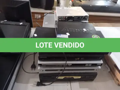 LOTE 086 - 02 VIDEOCASSETES E 10 APARELHOS DE DVD MARCAS E MODELOS DIVERSOS. (NO ESTADO) ATENÇÃO! FAZER A VISITAÇÃO ANTES DE ARREMATAR, NÃO SABEMOS SE FUNCIONA. LEILÃO NÃO TEM GARANTIA E NEM DEVOLUÇÃO, SUJEITO A POSSÍVEIS AVARIAS VISÍVEIS/OCULTAS E/OU AUSÊNCIA DE COMPONENTES.