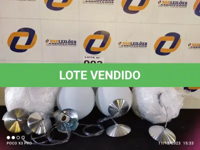 LOTE 002 - 04 – LUMINÁRIAS (NO ESTADO, NÃO SABEMOS SE FUNCIONA. LEILÃO NÃO TEM GARANTIA E NEM DEVOLUÇÃO, SUJEITO A POSSÍVEIS AVARIAS VISÍVEIS/OCULTAS E/OU AUSÊNCIA DE COMPONENTES)