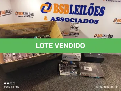 LOTE 192 - 01 PROJETOR MULTIMIDIA E VÁRIAS PLACAS MÃE MARCAS E MODELOS DIVERSOS. (NO ESTADO) ATENÇÃO! FAZER A VISITAÇÃO ANTES DE ARREMATAR, NÃO SABEMOS SE FUNCIONA. LEILÃO NÃO TEM GARANTIA E NEM DEVOLUÇÃO, SUJEITO A POSSÍVEIS AVARIAS VISÍVEIS/OCULTAS E/OU AUSÊNCIA DE COMPONENTES.