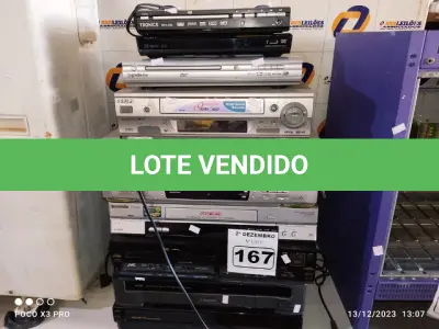 LOTE 167 - 06 VIDEOCASSETES E 04 APARELHOS DE DVD MARCAS E MODELOS DIVERSOS. (NO ESTADO) ATENÇÃO! FAZER A VISITAÇÃO ANTES DE ARREMATAR, NÃO SABEMOS SE FUNCIONA. LEILÃO NÃO TEM GARANTIA E NEM DEVOLUÇÃO, SUJEITO A POSSÍVEIS AVARIAS VISÍVEIS/OCULTAS E/OU AUSÊNCIA DE COMPONENTES.