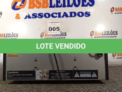 LOTE 005 - 01 APARELHO COMPACT DISC CHANGER MARCA GRADIENTE. (NO ESTADO) ATENÇÃO! FAZER A VISITAÇÃO ANTES DE ARREMATAR, NÃO SABEMOS SE FUNCIONA. LEILÃO NÃO TEM GARANTIA E NEM DEVOLUÇÃO, SUJEITO A POSSÍVEIS AVARIAS VISÍVEIS/OCULTAS E/OU AUSÊNCIA DE COMPONENTES.