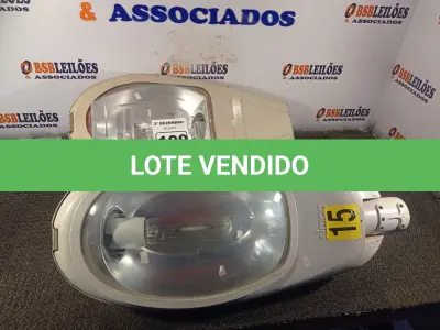 LOTE 109 - 02 LUMINÁRIAS DE PÁTIO. (NO ESTADO) ATENÇÃO! FAZER A VISITAÇÃO ANTES DE ARREMATAR, NÃO SABEMOS SE FUNCIONA. LEILÃO NÃO TEM GARANTIA E NEM DEVOLUÇÃO, SUJEITO A POSSÍVEIS AVARIAS VISÍVEIS/OCULTAS E/OU AUSÊNCIA DE COMPONENTES.
