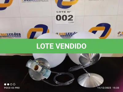 LOTE 002 - 04 – LUMINÁRIAS (NO ESTADO, NÃO SABEMOS SE FUNCIONA. LEILÃO NÃO TEM GARANTIA E NEM DEVOLUÇÃO, SUJEITO A POSSÍVEIS AVARIAS VISÍVEIS/OCULTAS E/OU AUSÊNCIA DE COMPONENTES)