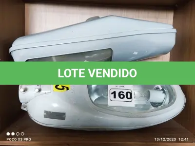 LOTE 160 - 02 LUMINÁRIAS DE PÁTIO. (NO ESTADO) ATENÇÃO! FAZER A VISITAÇÃO ANTES DE ARREMATAR, NÃO SABEMOS SE FUNCIONA. LEILÃO NÃO TEM GARANTIA E NEM DEVOLUÇÃO, SUJEITO A POSSÍVEIS AVARIAS VISÍVEIS/OCULTAS E/OU AUSÊNCIA DE COMPONENTES.