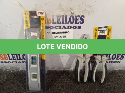 LOTE 145 - 01 NÍVEL DE MÃO, 01 ALICATE UNIVERSAL E 01 ALICATE DE CORTE 6”. (NO ESTADO) ATENÇÃO! FAZER A VISITAÇÃO ANTES DE ARREMATAR, NÃO SABEMOS SE FUNCIONA. LEILÃO NÃO TEM GARANTIA E NEM DEVOLUÇÃO, SUJEITO A POSSÍVEIS AVARIAS VISÍVEIS/OCULTAS E/OU AUSÊNCIA DE COMPONENTES.