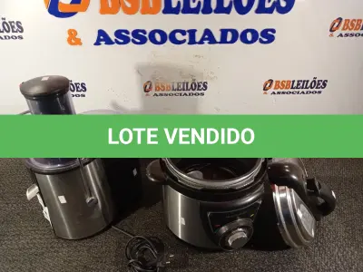 LOTE 031 - 01 PANELA ELÉTRICA DE FAZER ARROZ E 01 EXTRATOR DE SUCOS. (NO ESTADO) ATENÇÃO! FAZER A VISITAÇÃO ANTES DE ARREMATAR, NÃO SABEMOS SE FUNCIONA. LEILÃO NÃO TEM GARANTIA E NEM DEVOLUÇÃO, SUJEITO A POSSÍVEIS AVARIAS VISÍVEIS/OCULTAS E/OU AUSÊNCIA DE COMPONENTES.