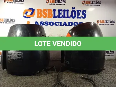 LOTE 006 - 02 FRITADEIRAS AIR FRY MARCAS E MODELOS DIVERSOS. (NO ESTADO) ATENÇÃO! FAZER A VISITAÇÃO ANTES DE ARREMATAR, NÃO SABEMOS SE FUNCIONA. LEILÃO NÃO TEM GARANTIA E NEM DEVOLUÇÃO, SUJEITO A POSSÍVEIS AVARIAS VISÍVEIS/OCULTAS E/OU AUSÊNCIA DE COMPONENTES.