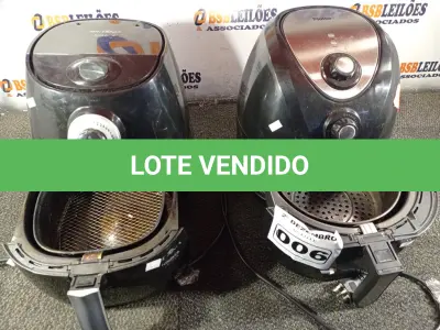 LOTE 006 - 02 FRITADEIRAS AIR FRY MARCAS E MODELOS DIVERSOS. (NO ESTADO) ATENÇÃO! FAZER A VISITAÇÃO ANTES DE ARREMATAR, NÃO SABEMOS SE FUNCIONA. LEILÃO NÃO TEM GARANTIA E NEM DEVOLUÇÃO, SUJEITO A POSSÍVEIS AVARIAS VISÍVEIS/OCULTAS E/OU AUSÊNCIA DE COMPONENTES.