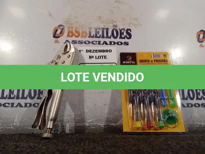 LOTE 150 - 01 ALICATE DE PRESSÃO E 01 KIT DE CHAVES DE PRECISÃO. (NO ESTADO) ATENÇÃO! FAZER A VISITAÇÃO ANTES DE ARREMATAR, NÃO SABEMOS SE FUNCIONA. LEILÃO NÃO TEM GARANTIA E NEM DEVOLUÇÃO, SUJEITO A POSSÍVEIS AVARIAS VISÍVEIS/OCULTAS E/OU AUSÊNCIA DE COMPONENTES.