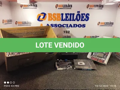 LOTE 192 - 01 PROJETOR MULTIMIDIA E VÁRIAS PLACAS MÃE MARCAS E MODELOS DIVERSOS. (NO ESTADO) ATENÇÃO! FAZER A VISITAÇÃO ANTES DE ARREMATAR, NÃO SABEMOS SE FUNCIONA. LEILÃO NÃO TEM GARANTIA E NEM DEVOLUÇÃO, SUJEITO A POSSÍVEIS AVARIAS VISÍVEIS/OCULTAS E/OU AUSÊNCIA DE COMPONENTES.
