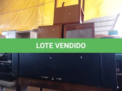 LOTE 386 - 01 SOFÁ DE 02 LUGARES E 03 MESINHAS EM MADEIRA. (NO ESTADO) ATENÇÃO! FAZER A VISITAÇÃO ANTES DE ARREMATAR, NÃO SABEMOS SE FUNCIONA. LEILÃO NÃO TEM GARANTIA E NEM DEVOLUÇÃO, SUJEITO A POSSÍVEIS AVARIAS VISÍVEIS/OCULTAS E/OU AUSÊNCIA DE COMPONENTES.