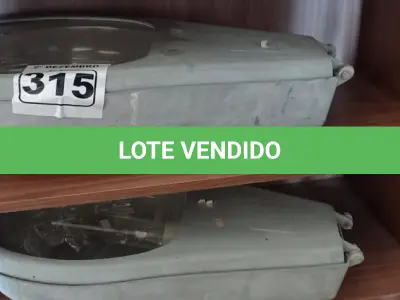 LOTE 315 - 02 LUMINÁRIAS PÚBLICAS DE POSTE. (NO ESTADO) ATENÇÃO! FAZER A VISITAÇÃO ANTES DE ARREMATAR, NÃO SABEMOS SE FUNCIONA. LEILÃO NÃO TEM GARANTIA E NEM DEVOLUÇÃO, SUJEITO A POSSÍVEIS AVARIAS VISÍVEIS/OCULTAS E/OU AUSÊNCIA DE COMPONENTES.