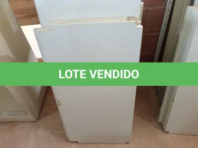 LOTE 392 - 01 ARMÁRIO ALTO EM MADEIRA DESMONTADO. (NO ESTADO) ATENÇÃO! FAZER A VISITAÇÃO ANTES DE ARREMATAR, NÃO SABEMOS SE FUNCIONA. LEILÃO NÃO TEM GARANTIA E NEM DEVOLUÇÃO, SUJEITO A POSSÍVEIS AVARIAS VISÍVEIS/OCULTAS E/OU AUSÊNCIA DE COMPONENTES.