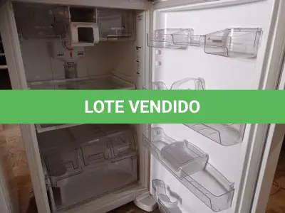 LOTE 324 - 01 GELADEIRA MARCA BRASTEMP 220V. (NO ESTADO) ATENÇÃO! FAZER A VISITAÇÃO ANTES DE ARREMATAR, NÃO SABEMOS SE FUNCIONA. LEILÃO NÃO TEM GARANTIA E NEM DEVOLUÇÃO, SUJEITO A POSSÍVEIS AVARIAS VISÍVEIS/OCULTAS E/OU AUSÊNCIA DE COMPONENTES.