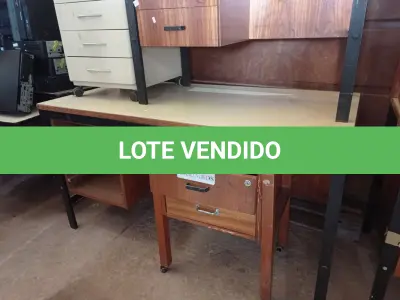 LOTE 388 - 04 MESAS DIVERSAS, 01 GAVETEIRO COM 04 GAVETAS E 01 QUADRO DE CHAVES EM ALUMÍNIO. (NO ESTADO) ATENÇÃO! FAZER A VISITAÇÃO ANTES DE ARREMATAR, NÃO SABEMOS SE FUNCIONA. LEILÃO NÃO TEM GARANTIA E NEM DEVOLUÇÃO, SUJEITO A POSSÍVEIS AVARIAS VISÍVEIS/OCULTAS E/OU AUSÊNCIA DE COMPONENTES.