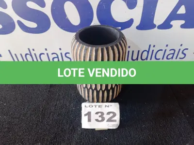 LOTE 132 - 01 - VASO DE MADEIRA TRABALHADA (NO ESTADO, NÃO SABEMOS SE FUNCIONA. LEILÃO NÃO TEM GARANTIA E NEM DEVOLUÇÃO, SUJEITO A POSSÍVEIS AVARIAS VISÍVEIS/OCULTAS E/OU AUSÊNCIA DE COMPONENTES)