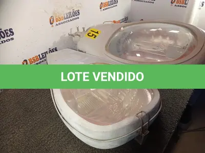 LOTE 255 - 02 LUMINÁRIAS DE PÁTIO. (NO ESTADO) ATENÇÃO! FAZER A VISITAÇÃO ANTES DE ARREMATAR, NÃO SABEMOS SE FUNCIONA. LEILÃO NÃO TEM GARANTIA E NEM DEVOLUÇÃO, SUJEITO A POSSÍVEIS AVARIAS VISÍVEIS/OCULTAS E/OU AUSÊNCIA DE COMPONENTES.
