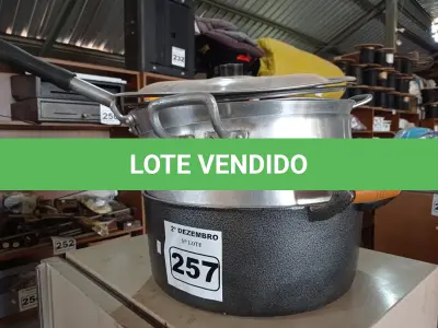 LOTE 257 - 02 PANELAS GRANDES 40CM COM TAMPA E 01 FRIGIDEIRA GRANDE 40CM COM TAMPA. (NO ESTADO) ATENÇÃO! FAZER A VISITAÇÃO ANTES DE ARREMATAR, NÃO SABEMOS SE FUNCIONA. LEILÃO NÃO TEM GARANTIA E NEM DEVOLUÇÃO, SUJEITO A POSSÍVEIS AVARIAS VISÍVEIS/OCULTAS E/OU AUSÊNCIA DE COMPONENTES.