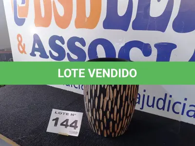 LOTE 144 - 01 - VASO DE MADEIRA TRABALHADA (NO ESTADO, NÃO SABEMOS SE FUNCIONA. LEILÃO NÃO TEM GARANTIA E NEM DEVOLUÇÃO, SUJEITO A POSSÍVEIS AVARIAS VISÍVEIS/OCULTAS E/OU AUSÊNCIA DE COMPONENTES)