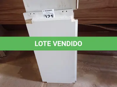 LOTE 321 - 01 ARMÁRIO ALTO EM MADEIRA DESMONTADO. (NO ESTADO) ATENÇÃO! FAZER A VISITAÇÃO ANTES DE ARREMATAR, NÃO SABEMOS SE FUNCIONA. LEILÃO NÃO TEM GARANTIA E NEM DEVOLUÇÃO, SUJEITO A POSSÍVEIS AVARIAS VISÍVEIS/OCULTAS E/OU AUSÊNCIA DE COMPONENTES.