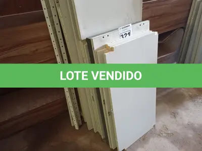 LOTE 321 - 01 ARMÁRIO ALTO EM MADEIRA DESMONTADO. (NO ESTADO) ATENÇÃO! FAZER A VISITAÇÃO ANTES DE ARREMATAR, NÃO SABEMOS SE FUNCIONA. LEILÃO NÃO TEM GARANTIA E NEM DEVOLUÇÃO, SUJEITO A POSSÍVEIS AVARIAS VISÍVEIS/OCULTAS E/OU AUSÊNCIA DE COMPONENTES.