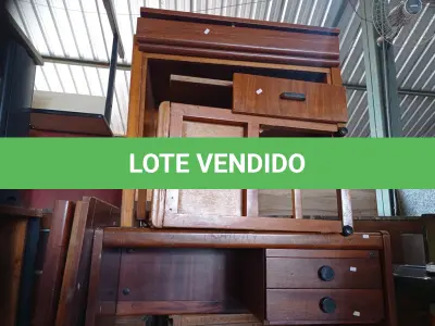 LOTE 353 - 05 MESAS EM MADEIRA MODELOS DIVERSOS. (NO ESTADO) ATENÇÃO! FAZER A VISITAÇÃO ANTES DE ARREMATAR, NÃO SABEMOS SE FUNCIONA. LEILÃO NÃO TEM GARANTIA E NEM DEVOLUÇÃO, SUJEITO A POSSÍVEIS AVARIAS VISÍVEIS/OCULTAS E/OU AUSÊNCIA DE COMPONENTES.