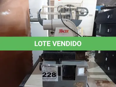 LOTE 228 - 01 PROJETOR DE SLIDES, 01 TRACER PROJETOR E 02 BALANÇAS MARCAS E MODELOS DIVERSOS. (NO ESTADO) ATENÇÃO! FAZER A VISITAÇÃO ANTES DE ARREMATAR, NÃO SABEMOS SE FUNCIONA. LEILÃO NÃO TEM GARANTIA E NEM DEVOLUÇÃO, SUJEITO A POSSÍVEIS AVARIAS VISÍVEIS/OCULTAS E/OU AUSÊNCIA DE COMPONENTES.