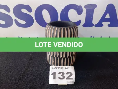 LOTE 132 - 01 - VASO DE MADEIRA TRABALHADA (NO ESTADO, NÃO SABEMOS SE FUNCIONA. LEILÃO NÃO TEM GARANTIA E NEM DEVOLUÇÃO, SUJEITO A POSSÍVEIS AVARIAS VISÍVEIS/OCULTAS E/OU AUSÊNCIA DE COMPONENTES)