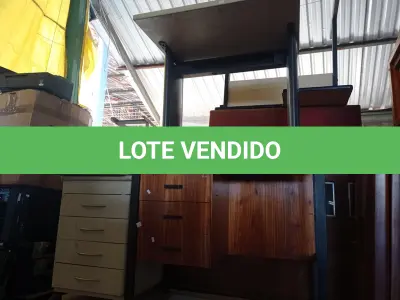 LOTE 388 - 04 MESAS DIVERSAS, 01 GAVETEIRO COM 04 GAVETAS E 01 QUADRO DE CHAVES EM ALUMÍNIO. (NO ESTADO) ATENÇÃO! FAZER A VISITAÇÃO ANTES DE ARREMATAR, NÃO SABEMOS SE FUNCIONA. LEILÃO NÃO TEM GARANTIA E NEM DEVOLUÇÃO, SUJEITO A POSSÍVEIS AVARIAS VISÍVEIS/OCULTAS E/OU AUSÊNCIA DE COMPONENTES.