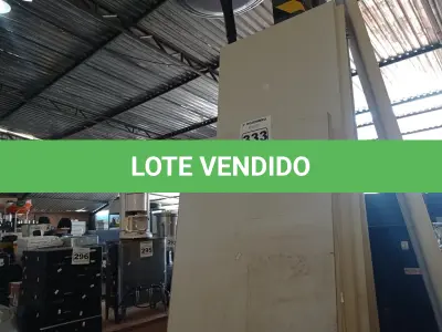 LOTE 333 - 01 ARMÁRIO ALTO EM MADEIRA DESMONTADO. (NO ESTADO) ATENÇÃO! FAZER A VISITAÇÃO ANTES DE ARREMATAR, NÃO SABEMOS SE FUNCIONA. LEILÃO NÃO TEM GARANTIA E NEM DEVOLUÇÃO, SUJEITO A POSSÍVEIS AVARIAS VISÍVEIS/OCULTAS E/OU AUSÊNCIA DE COMPONENTES.