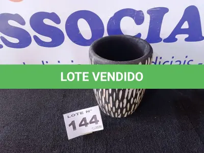 LOTE 144 - 01 - VASO DE MADEIRA TRABALHADA (NO ESTADO, NÃO SABEMOS SE FUNCIONA. LEILÃO NÃO TEM GARANTIA E NEM DEVOLUÇÃO, SUJEITO A POSSÍVEIS AVARIAS VISÍVEIS/OCULTAS E/OU AUSÊNCIA DE COMPONENTES)