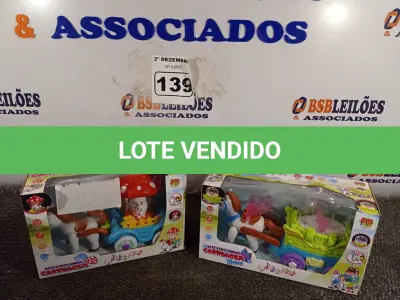 LOTE 139 - 02 CARRUAGENS BATE-VOLTA MUSICAL. (NO ESTADO) ATENÇÃO! FAZER A VISITAÇÃO ANTES DE ARREMATAR, NÃO SABEMOS SE FUNCIONA. LEILÃO NÃO TEM GARANTIA E NEM DEVOLUÇÃO, SUJEITO A POSSÍVEIS AVARIAS VISÍVEIS/OCULTAS E/OU AUSÊNCIA DE COMPONENTES.
