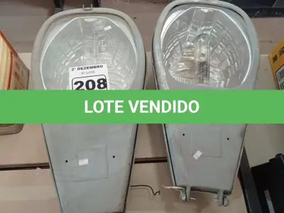 LOTE 208 - 02 LUMINÁRIAS DE PÁTIO. (NO ESTADO) ATENÇÃO! FAZER A VISITAÇÃO ANTES DE ARREMATAR, NÃO SABEMOS SE FUNCIONA. LEILÃO NÃO TEM GARANTIA E NEM DEVOLUÇÃO, SUJEITO A POSSÍVEIS AVARIAS VISÍVEIS/OCULTAS E/OU AUSÊNCIA DE COMPONENTES.