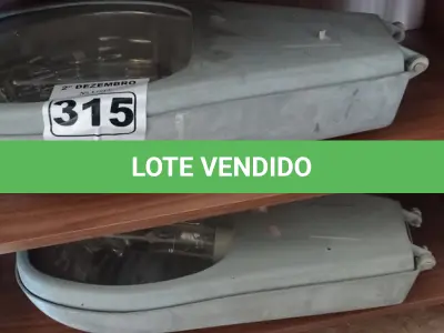 LOTE 315 - 02 LUMINÁRIAS PÚBLICAS DE POSTE. (NO ESTADO) ATENÇÃO! FAZER A VISITAÇÃO ANTES DE ARREMATAR, NÃO SABEMOS SE FUNCIONA. LEILÃO NÃO TEM GARANTIA E NEM DEVOLUÇÃO, SUJEITO A POSSÍVEIS AVARIAS VISÍVEIS/OCULTAS E/OU AUSÊNCIA DE COMPONENTES.