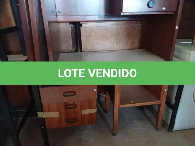 LOTE 353 - 05 MESAS EM MADEIRA MODELOS DIVERSOS. (NO ESTADO) ATENÇÃO! FAZER A VISITAÇÃO ANTES DE ARREMATAR, NÃO SABEMOS SE FUNCIONA. LEILÃO NÃO TEM GARANTIA E NEM DEVOLUÇÃO, SUJEITO A POSSÍVEIS AVARIAS VISÍVEIS/OCULTAS E/OU AUSÊNCIA DE COMPONENTES.