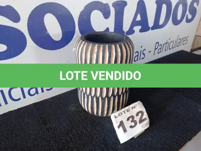 LOTE 132 - 01 - VASO DE MADEIRA TRABALHADA (NO ESTADO, NÃO SABEMOS SE FUNCIONA. LEILÃO NÃO TEM GARANTIA E NEM DEVOLUÇÃO, SUJEITO A POSSÍVEIS AVARIAS VISÍVEIS/OCULTAS E/OU AUSÊNCIA DE COMPONENTES)