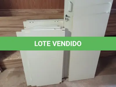 LOTE 322 - 01 ARMÁRIO ALTO EM MADEIRA DESMONTADO. (NO ESTADO) ATENÇÃO! FAZER A VISITAÇÃO ANTES DE ARREMATAR, NÃO SABEMOS SE FUNCIONA. LEILÃO NÃO TEM GARANTIA E NEM DEVOLUÇÃO, SUJEITO A POSSÍVEIS AVARIAS VISÍVEIS/OCULTAS E/OU AUSÊNCIA DE COMPONENTES.