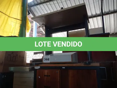 LOTE 388 - 04 MESAS DIVERSAS, 01 GAVETEIRO COM 04 GAVETAS E 01 QUADRO DE CHAVES EM ALUMÍNIO. (NO ESTADO) ATENÇÃO! FAZER A VISITAÇÃO ANTES DE ARREMATAR, NÃO SABEMOS SE FUNCIONA. LEILÃO NÃO TEM GARANTIA E NEM DEVOLUÇÃO, SUJEITO A POSSÍVEIS AVARIAS VISÍVEIS/OCULTAS E/OU AUSÊNCIA DE COMPONENTES.