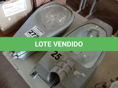 LOTE 272 - 02 LUMINÁRIAS DE PÁTIO. (NO ESTADO) ATENÇÃO! FAZER A VISITAÇÃO ANTES DE ARREMATAR, NÃO SABEMOS SE FUNCIONA. LEILÃO NÃO TEM GARANTIA E NEM DEVOLUÇÃO, SUJEITO A POSSÍVEIS AVARIAS VISÍVEIS/OCULTAS E/OU AUSÊNCIA DE COMPONENTES.