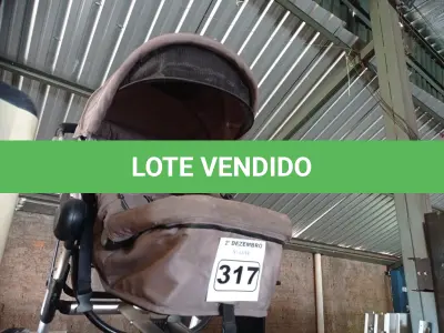 LOTE 317 - 01 CARRINHO DE BEBE. (NO ESTADO) ATENÇÃO! FAZER A VISITAÇÃO ANTES DE ARREMATAR, NÃO SABEMOS SE FUNCIONA. LEILÃO NÃO TEM GARANTIA E NEM DEVOLUÇÃO, SUJEITO A POSSÍVEIS AVARIAS VISÍVEIS/OCULTAS E/OU AUSÊNCIA DE COMPONENTES.