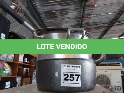 LOTE 257 - 02 PANELAS GRANDES 40CM COM TAMPA E 01 FRIGIDEIRA GRANDE 40CM COM TAMPA. (NO ESTADO) ATENÇÃO! FAZER A VISITAÇÃO ANTES DE ARREMATAR, NÃO SABEMOS SE FUNCIONA. LEILÃO NÃO TEM GARANTIA E NEM DEVOLUÇÃO, SUJEITO A POSSÍVEIS AVARIAS VISÍVEIS/OCULTAS E/OU AUSÊNCIA DE COMPONENTES.