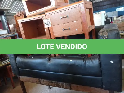 LOTE 386 - 01 SOFÁ DE 02 LUGARES E 03 MESINHAS EM MADEIRA. (NO ESTADO) ATENÇÃO! FAZER A VISITAÇÃO ANTES DE ARREMATAR, NÃO SABEMOS SE FUNCIONA. LEILÃO NÃO TEM GARANTIA E NEM DEVOLUÇÃO, SUJEITO A POSSÍVEIS AVARIAS VISÍVEIS/OCULTAS E/OU AUSÊNCIA DE COMPONENTES.