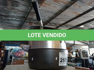 LOTE 257 - 02 PANELAS GRANDES 40CM COM TAMPA E 01 FRIGIDEIRA GRANDE 40CM COM TAMPA. (NO ESTADO) ATENÇÃO! FAZER A VISITAÇÃO ANTES DE ARREMATAR, NÃO SABEMOS SE FUNCIONA. LEILÃO NÃO TEM GARANTIA E NEM DEVOLUÇÃO, SUJEITO A POSSÍVEIS AVARIAS VISÍVEIS/OCULTAS E/OU AUSÊNCIA DE COMPONENTES.
