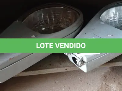 LOTE 343 - 02 LUMINÁRIAS PÚBLICAS DE POSTE. (NO ESTADO) ATENÇÃO! FAZER A VISITAÇÃO ANTES DE ARREMATAR, NÃO SABEMOS SE FUNCIONA. LEILÃO NÃO TEM GARANTIA E NEM DEVOLUÇÃO, SUJEITO A POSSÍVEIS AVARIAS VISÍVEIS/OCULTAS E/OU AUSÊNCIA DE COMPONENTES.